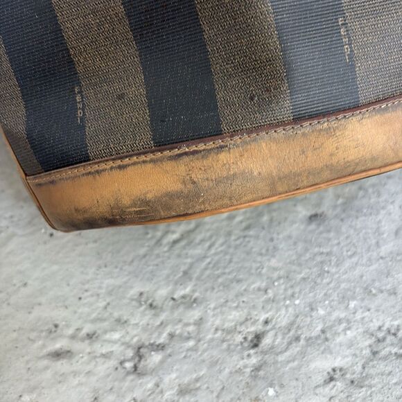 Distressed Fendi 80’s bucket bag - Picture 5 of 13